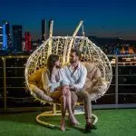 Кресло-качели “кокон” на крыше и мягкие каркасные кресла в куполе