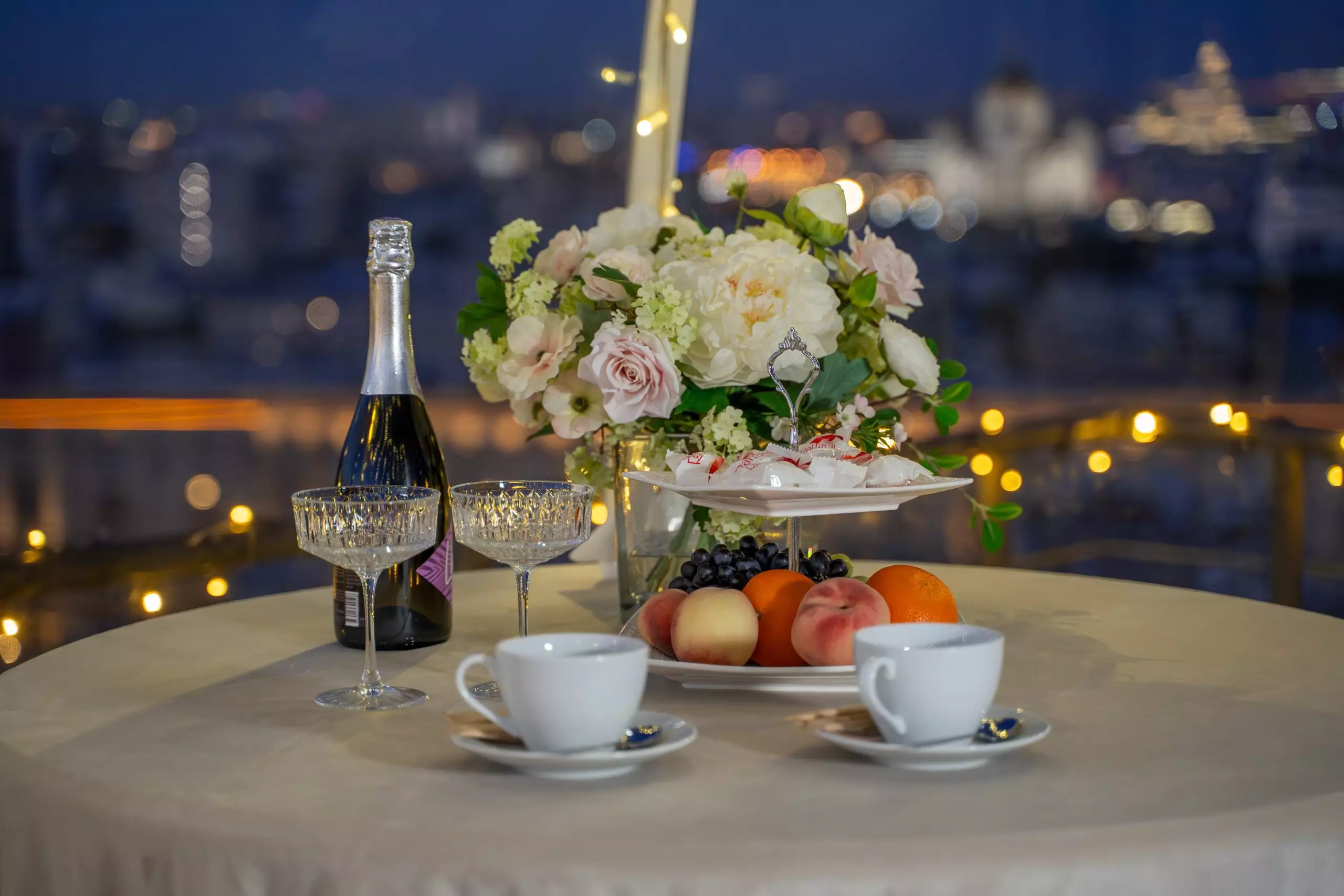 Охлаждённое игристое (безалкогольное), ароматный чай фрукты и конфеты «Raffaello»